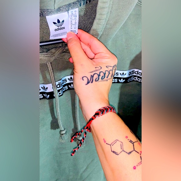 [SOLD] ADIDAS VINTAGE HOODIE🔥 Green Oversized Hoodie with three stripes . - Picture 4 of 5